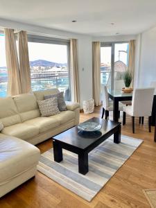 salon z kanapą i stołem w obiekcie Ocean Village Lovely 2 bedroom apartment w mieście Gibraltar
