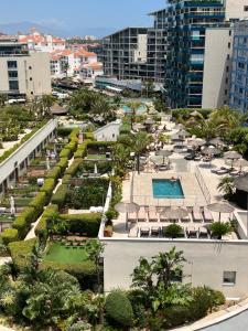 una vista aérea de un complejo con piscina en Ocean Village Lovely 2 bedroom apartment en Gibraltar