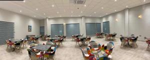 Eventi Club by cité des sports adarissa في فاس: وجود كافتيريا بالطاولات والكراسي في الغرفة +27 صورة