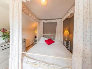 Giường trong phòng chung tại Charming holiday home in Marche en Famenne with garden