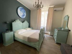 um quarto com uma cama e um relógio na parede em Centro & Mare II em Savona