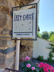 Certificato, attestato, insegna o altro documento esposto da Lazy Days