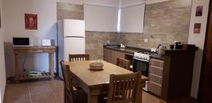 Dapur atau dapur kecil di Cabañas Ayres de Sierra