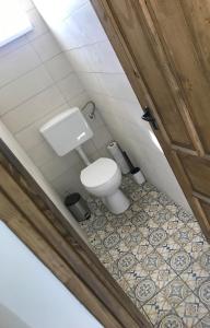 an overhead view of a bathroom with a toilet at Majorka in Tiszafüred