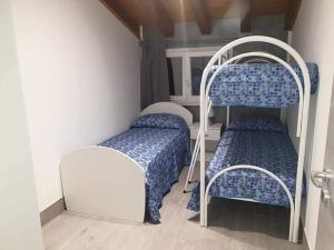เตียงสองชั้นในห้องที่ Casa Nettuno in Villa Marisa