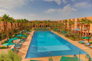 una vista aérea de una piscina en un complejo en Jaal Riad Resort - Adults Only, en Marrakech
