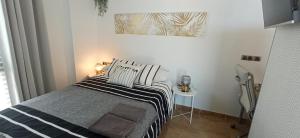 Łóżko lub łóżka w pokoju w obiekcie ZARAUTZ LOFT 1
