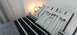 Łóżko lub łóżka w pokoju w obiekcie ZARAUTZ LOFT 1