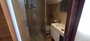 łazienka z prysznicem i umywalką w obiekcie ZARAUTZ LOFT 1 w mieście Zarautz +16 zdjęć