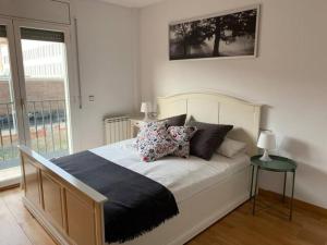 Un pat sau paturi într-o cameră la Acojedor Duplex en Balaguer