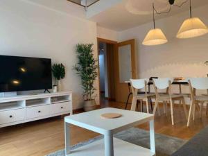 ein Wohnzimmer mit einem Tisch und einem Esszimmer in der Unterkunft Acojedor Duplex en Balaguer in Balaguer