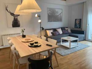 sala de estar con mesa y sofá en Acojedor Duplex en Balaguer, en Balaguer