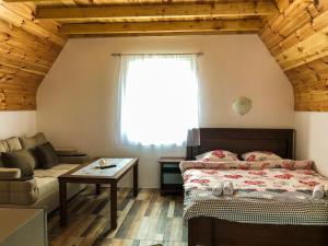 Un pat sau paturi într-o cameră la Hotel Lovac