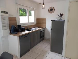 Kuchyňa alebo kuchynka v ubytovaní Gîte Au coeur de la Baie