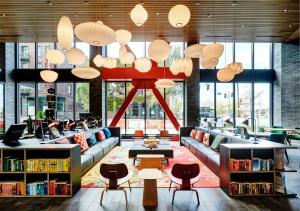Posezení v ubytování citizenM Seattle Pioneer Square