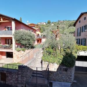 a building with a staircase leading to a courtyard at New Marina Apartments in Torri del Benaco