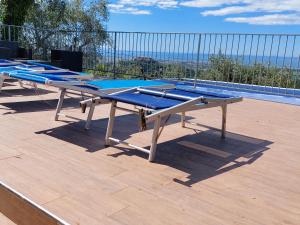una fila di tavoli da ping pong seduti su un tetto di Casa Sarticola a Castelnuovo di Magra