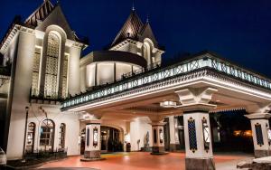 un grand bâtiment blanc avec une tour d'horloge la nuit dans l'établissement Hotel Plaza Quebec, à Québec