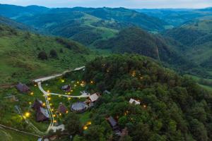 una vista aerea di un villaggio in montagna di Raven's Nest - The Hidden Village, Transylvania - Romania a Sub Piatra