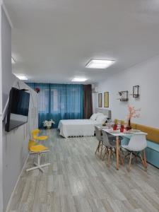 um quarto com uma cama, uma mesa e cadeiras em Party guesthouse for big groups em Tirana