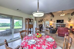 uma sala de jantar com uma mesa vermelha e cadeiras em Charming Cameron Farm Retreat about 41 Mi to TAMU em Cameron