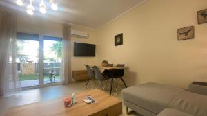 Telewizja i/lub zestaw kina domowego w obiekcie Elena apartment chalkidiki