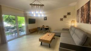 Telewizja i/lub zestaw kina domowego w obiekcie Elena apartment chalkidiki