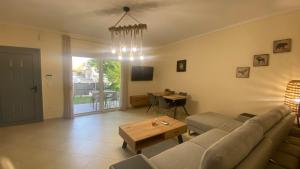 Telewizja i/lub zestaw kina domowego w obiekcie Elena apartment chalkidiki