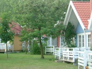 una casa blanca con un árbol en el patio en Casita, en Userin