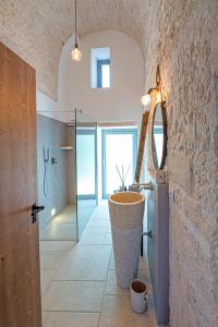 アルベロベッロにあるLamia Mari'- Aia Piccolaのバスルーム(洗面台、ガラス張りのシャワー付)
