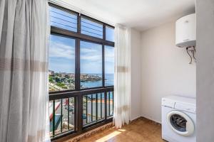 ein Zimmer mit einem Fenster mit Blick auf das Meer in der Unterkunft Vivienda Vacacional Playa La Arena in Puerto de Santiago