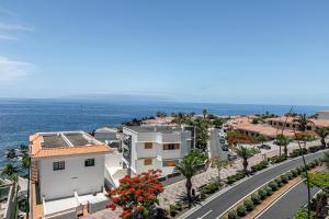 eine Luftansicht einer Stadt mit Meerblick in der Unterkunft Vivienda Vacacional Playa La Arena in Puerto de Santiago