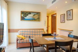een woonkamer met een tafel en een bank bij Ca la Rosa in Torroella de Montgrí