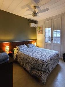 1 dormitorio con 1 cama y ventilador de techo en Hostel Carlos Gardel en Buenos Aires