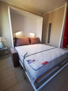 - une chambre avec un grand lit dans l'établissement Charmant studio tout proche du port, à Nice