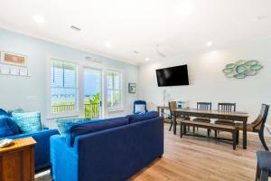 格爾夫海岸的住宿－West Side Cottage #P，客厅配有蓝色的沙发和桌子