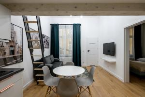 Televízia a/alebo spoločenská miestnosť v ubytovaní Native Apartments Paulińska 20 Superior
