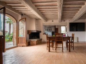a kitchen and dining room with a table and chairs at Poggio dell' orso in Cetona