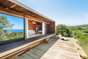 una terraza de madera con vistas al océano en iHouse Paliouri en Paliouri