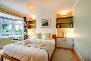 ein Schlafzimmer mit einem Bett mit zwei Handtüchern darauf in der Unterkunft 11 Beech Road in Weymouth