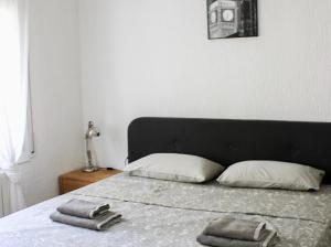 een slaapkamer met een bed met twee handdoeken erop bij La Pineda Calafell in Segur de Calafell