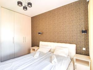 A bed or beds in a room at Waterlane Gray-Gdańsk