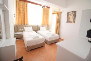 Postel nebo postele na pokoji v ubytování Oskar Hotel