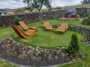 eine Sitzgruppe auf dem Rasen in der Unterkunft Ferienwohnung Fitness Entspannung Sauna im Westerwald in Derschen