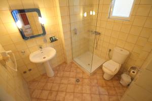 Koupelna v ubytování Oskar Hotel + 37 fotografií