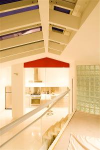 uma cozinha com uma escada numa casa em Vatican Modern Designer Loft em Roma