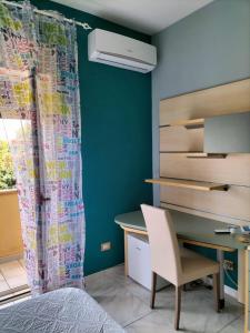 een slaapkamer met een bed, een bureau en een raam bij B&B Marìsicilia in Porto Empedocle