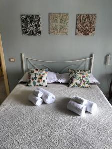 twee handdoeken op een bed met twee kussens bij B&B Marìsicilia in Porto Empedocle