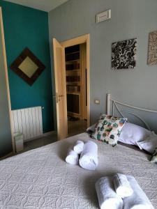 een slaapkamer met een bed met handdoeken erop bij B&B Marìsicilia in Porto Empedocle