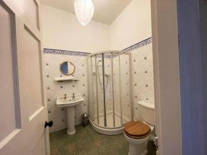 ein Bad mit einer Dusche, einem WC und einem Waschbecken in der Unterkunft 4 Bedroom House in the Heart of St Andrews in St Andrews